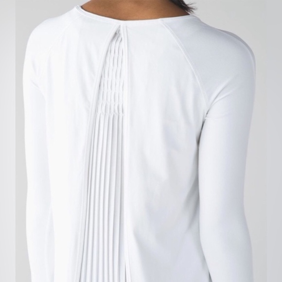 15.5”PTP SIZE 4 or SMALL LULULEMON MAKING MOVES PLEATED LONG SLEEVE WHITE TOP - Picture 11 of 16